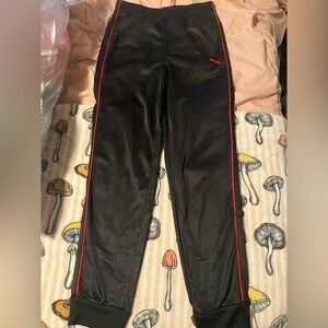 Black and red puma sweat pants 
Size:14/16 us
